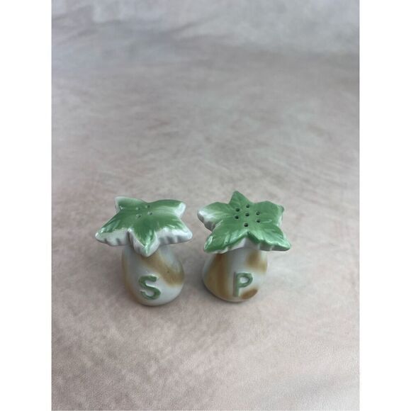 Vintage Palm Tree Salt and Pepper Shakers - Picture 2 of 6